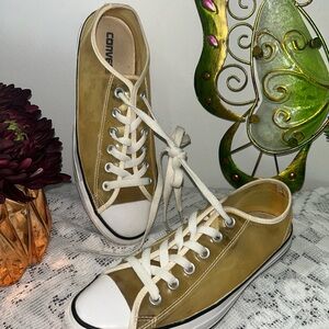 Clear Converse with yellowish tint Sneakers Classic Low-Top Design